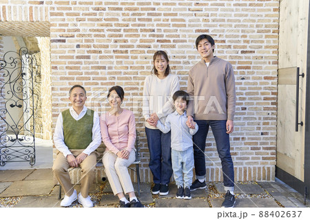 マイホーム　家族写真 88402637