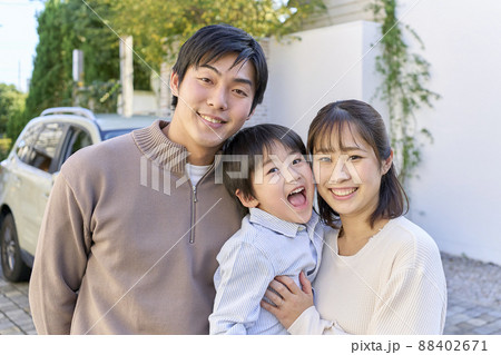 3人家族　小さい子供 88402671