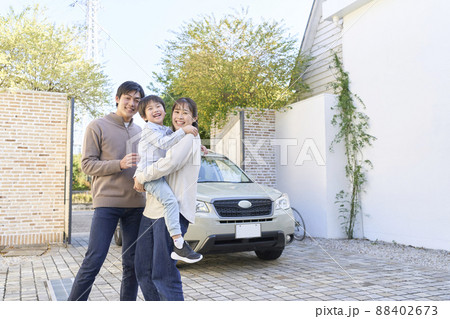 3人家族　小さい子供 88402673