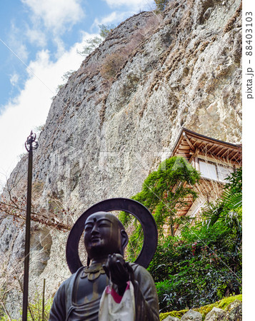 弘法大師像の後ろにそびえる岩屋寺の岩山 88403103