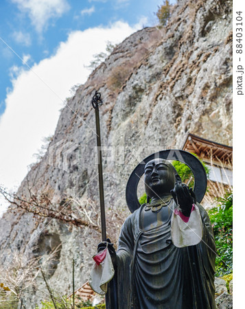 弘法大師像の後ろにそびえる岩屋寺の岩山 弘法大師像の後ろにそびえる岩屋寺の岩山 88403104
