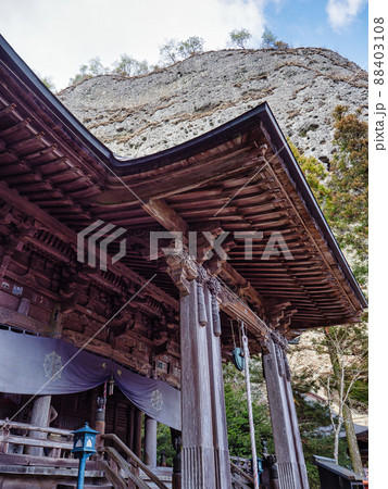 岩屋寺の本殿と後ろにそびえる岩山 88403108