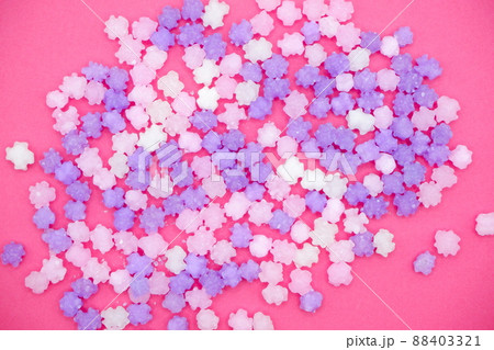 金平糖とピンクの背景 88403321