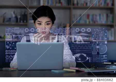 夜間ノートパソコンで作業する若いビジネスウーマン　DXイメージ 88403662