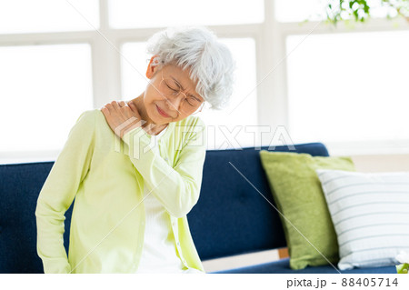 肩こりのシニアの女性 肩こりのシニアの女性 88405714