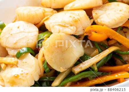 帆立貝柱とピーマンの中華風炒め物。 帆立貝柱とピーマンの中華風炒め物。 88406215