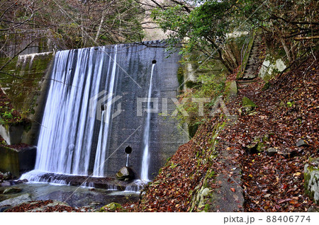 砂防ダムを超える山道　畦ヶ丸西沢コースの第3堰堤 88406774