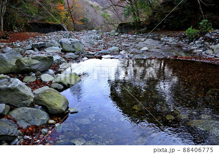 砂防ダムを超える山道　畦ヶ丸西沢コースの第3堰堤 88406775