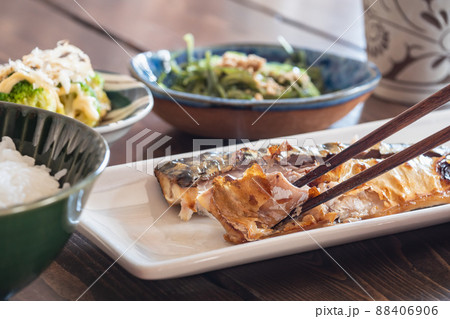 和食の焼き魚。健康的な朝食のおかず、焼き鯖。 88406906