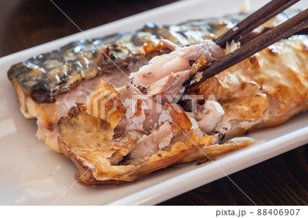 こんがりパリパリにグリルした焼き鯖。健康的な朝食のおかず。 88406907