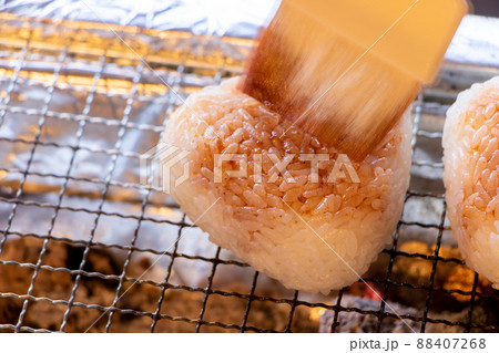 おにぎりを炭火焼きして焼きおにぎりを作る。 おにぎりを炭火焼きして焼きおにぎりを作る。 88407268