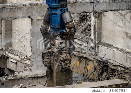 解体現場の構造物を掴む大割機 88407954