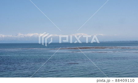 氷見薮田海岸から立山連峰 氷見薮田海岸から立山連峰 88409110