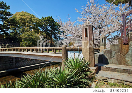 西宮市夙川公園 春の葭原橋 西宮市夙川公園 春の葭原橋 88409255