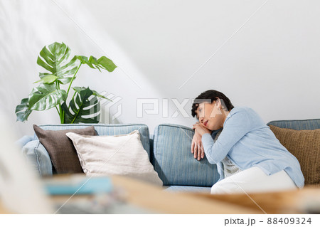 シニア女性 疲れ うたた寝 シニア女性 疲れ うたた寝 88409324