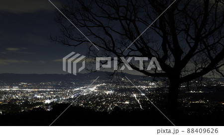 「新日本三大夜景」の一つに選ばれた奈良市の若草山から見た夜景、奈良市を中心とした夜景 「新日本三大夜景」の一つに選ばれた奈良市の若草山から見た夜景、奈良市を中心とした夜景 88409626