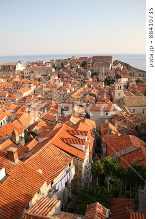 オレンジ色の屋根の街 ドブロブニク旧市街(クロアチア)の写真素材
