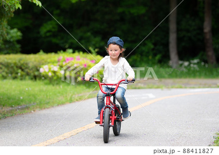 自転車に乗る子供 自転車に乗る子供 88411827