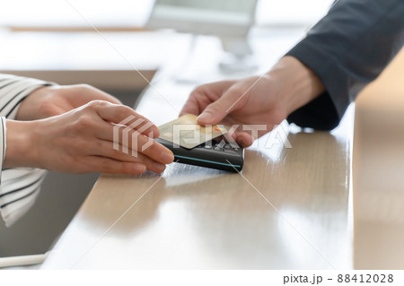 キャッシュレス　カード決済　会計　手元 88412028