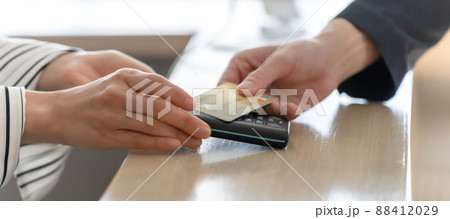 キャッシュレス　カード決済　会計　手元 88412029