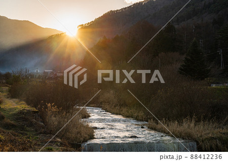 朝日村 夕方の山と川の風景 朝日村 夕方の山と川の風景 88412236