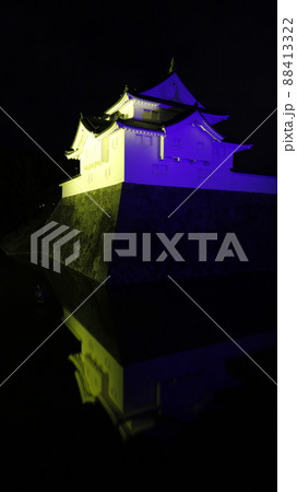 ロシアのウクライナ侵攻に抗議するため、ウクライナ国旗の色にライトアップされた駿府城公園坤櫓 88413322