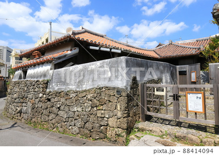 沖縄　那覇　壺屋の街並み（旧新垣家住宅） 88414094