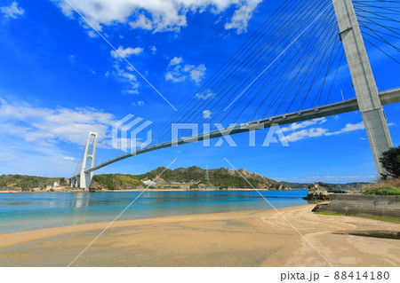 【愛媛県】晴天下の岩城橋（ゆめしま海道） 88414180