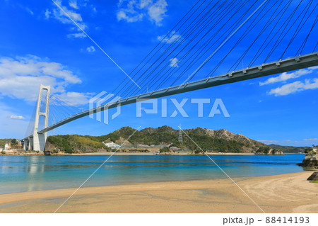 【愛媛県】晴天下の岩城橋（ゆめしま海道） 88414193