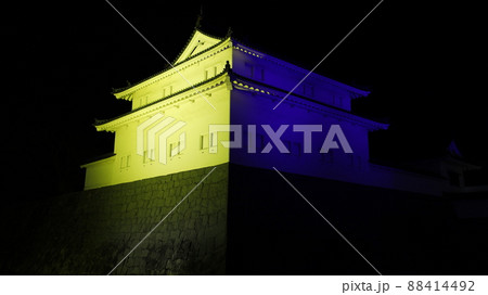 ロシアのウクライナ侵攻に抗議するため、ウクライナ国旗の色にライトアップされた駿府城公園巽櫓 88414492