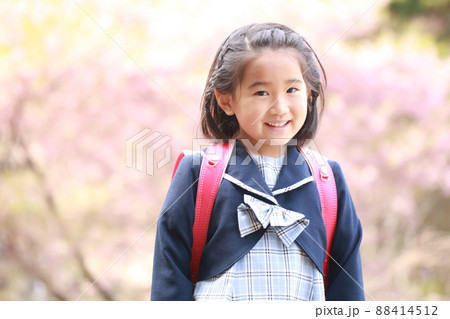 ランドセルを背負う女の子 ランドセルを背負う女の子 88414512