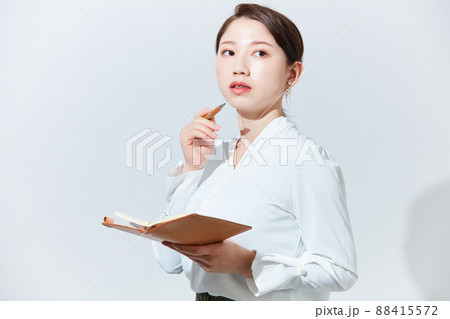 ビジネスカジュアルの若い女性 88415572