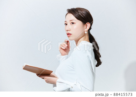 ビジネスカジュアルの若い女性 88415573