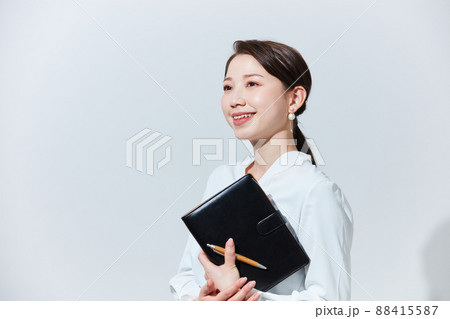 ビジネスカジュアルの若い女性 88415587