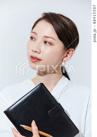 ビジネスカジュアルの若い女性 88415597
