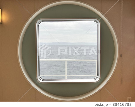 フェリーの窓 88416782