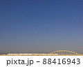 朝の多摩川を渡るロマンスカーVSE 88416943