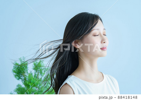 髪がなびいて笑顔の若い女性 髪がなびいて笑顔の若い女性 88418148