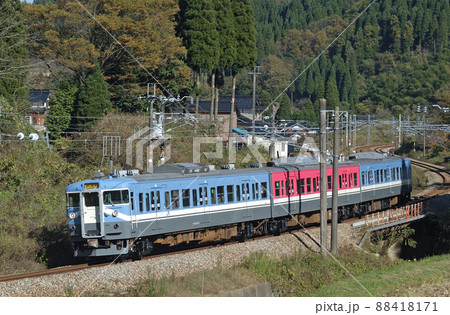 北陸本線 石動-倶利伽羅 JR西日本 415系800番台 C05編成(金沢) 北陸本線 石動-倶利伽羅 JR西日本 415系800番台 C05編成(金沢) 88418171