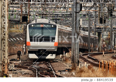 新宿駅へ…中央線・快速電車【233系】 88419539