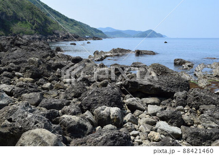 奇岩怪石の磯が続く 庄内海岸の岩場 奇岩怪石の磯が続く 庄内海岸の岩場 88421460