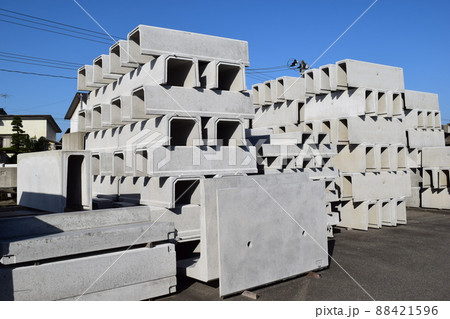 積まれた土木工事用コンクリート製品 積まれた土木工事用コンクリート製品 88421596