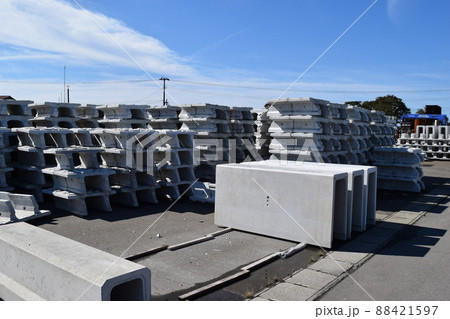 積まれた土木工事用コンクリート製品 88421597