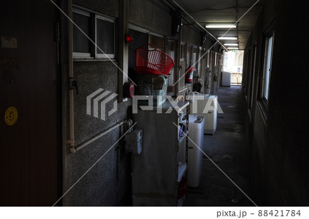 古びたアパートの薄暗い廊下、老朽化したアパート 88421784