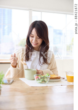 朝食をとる女性 88421872