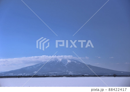雲のかかった冬の岩木山全景（青森県藤崎町） 88422417