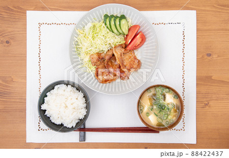 俯瞰で撮影した手作りの豚肉生姜焼き定食 88422437