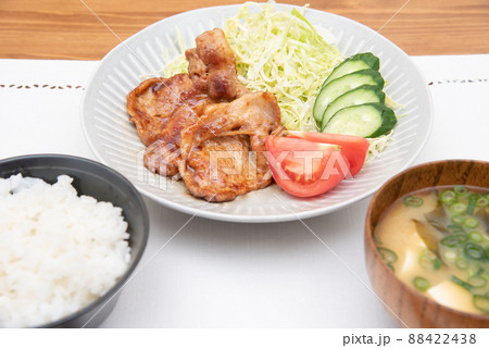 手作りの豚肉生姜焼き定食 手作りの豚肉生姜焼き定食 88422438