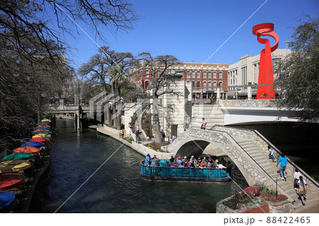 テキサス、サンアントニオの有名な観光地、リバーウォークの賑わい 88422465