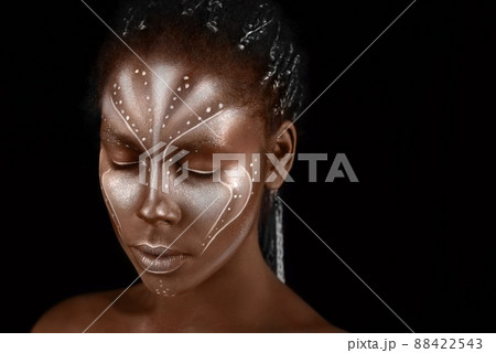 Art photo of Africal woman with tribal ethnic paintings on her face 88422543